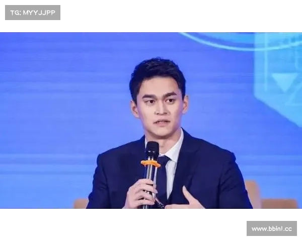 孙杨受邀参加足球比赛担任前锋位置 展现跨界运动才能成焦点 孙杨受邀参加足球比赛担任前锋位置 展现跨界运动才能成焦点