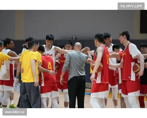 中国男篮公开训练引发热潮 大批球迷到场观摩激情满满 中国男篮公开训练引发热潮 大批球迷到场观摩激情满满