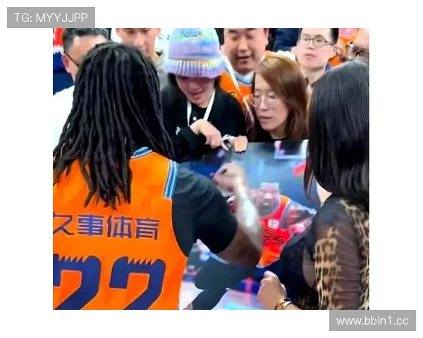 沪疆大战结束刘炜血布暖心告别与沪迷大合影并喊话下赛季